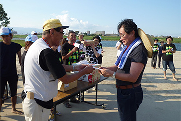 竹筏レースの勝者には豪華景品を贈呈
