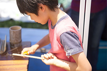 竹箸作りに子供も一生懸命